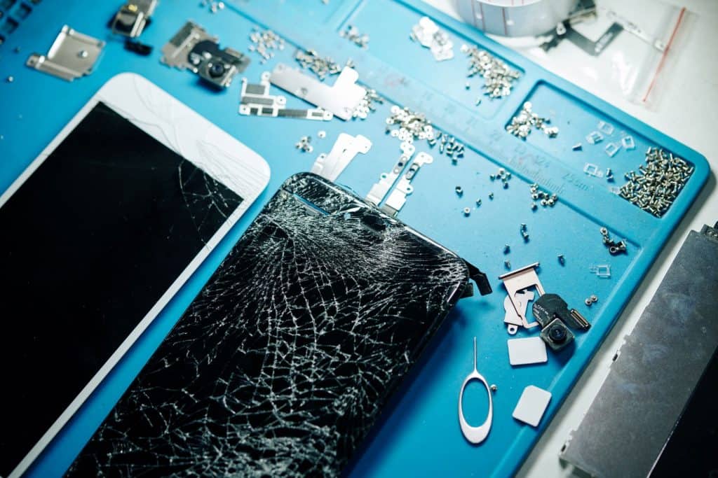broken-smartphones-and-small-screws-2025-01-29-08-30-35-utc